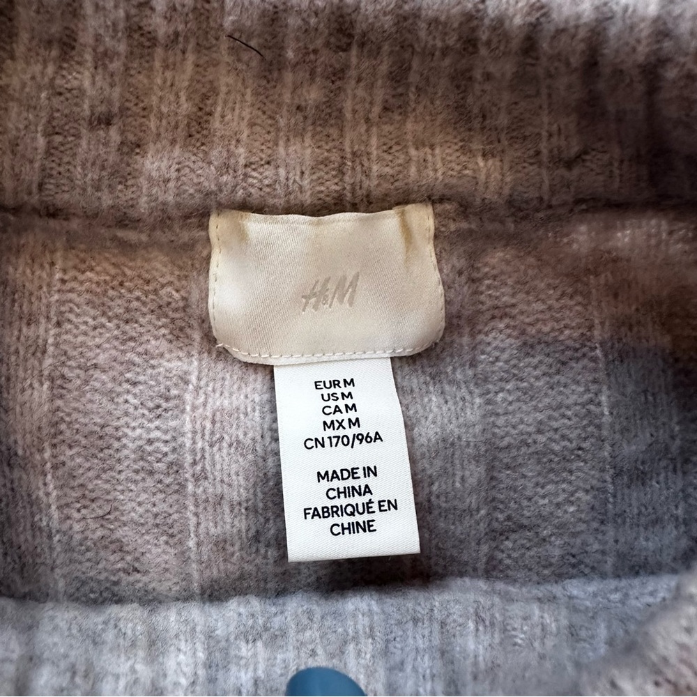 H&M Ribbed Crewneck Pullover Knit Sweater - Picture 2 of 6